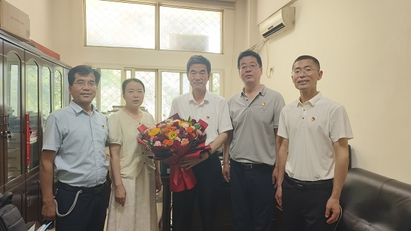 省动物所党委看望慰问全国优秀共产党员吴晓民研究员